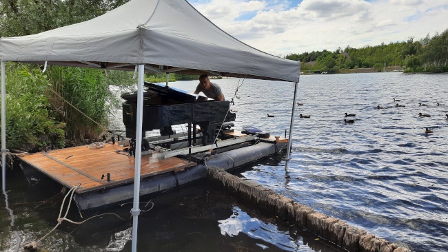 Accorder piano sur l'eau